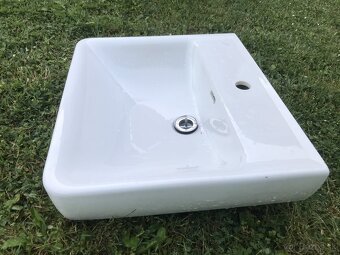 Umyvadlo Laufen a závesné WC Ideal Standard - 2