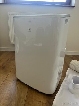 Predám mobilnú klimatizáciu Electrolux Comfort 600 EXP26U339 - 2