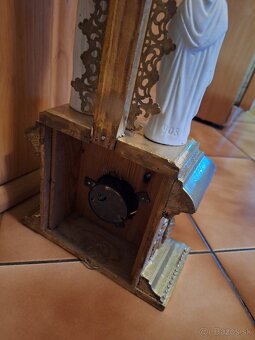 Starý oltár s hodinami - 2