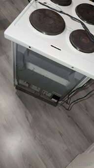 Predám elektrický sporák Gorenje E131W - 2