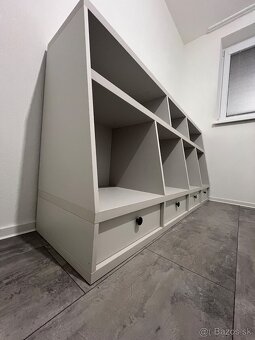 Skrinka na boxi šufliky kancelária - 2