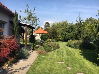 Dom s garážou na peknom rovinatom pozemku. - 2