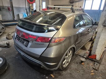 Predám Náhradné diely Honda civic 8G - 2