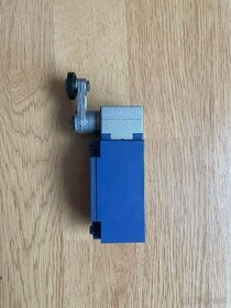 Koncový spínač páka s valčekom - 2