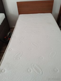 Predám peknú študentskú posteľ robenu aj s madracom - 2