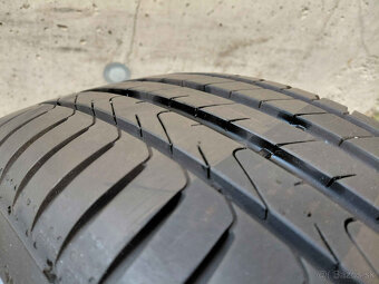 1ks Pirelli 225/40R19 - 2