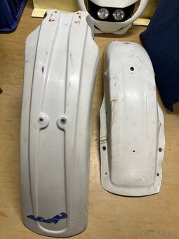 Blatníky a maska. - 2