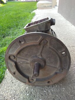 Predám Elektromotor na 380V.Priemer hriadeľa 2,2 CM. - 2