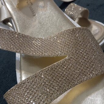 Zlaté sandálky - 2