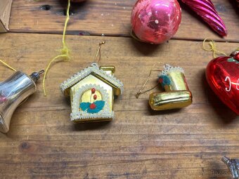 Sklenené ozdoby a kovové zvončeky. - 2