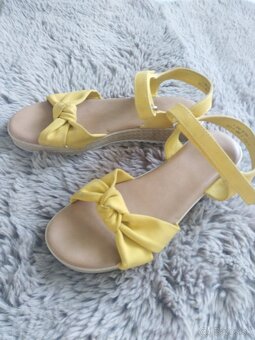 Predam zlte dievcenske sandale - 2