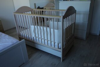 Postieľka s dvojstranným matracom a množstvom príslušenstva - 2