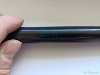 Piest na prednú kapotu VW Passat 5.5 - 2