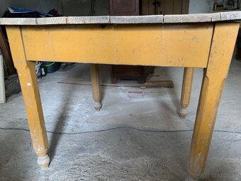 Predám starý jedálenský stôl - 2