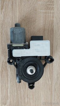 Motorček sťahovania okien VW - 2