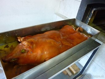 PEČENÉ PRASIATKO V PECI NA DREVO - 2