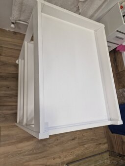 Biely prebaľovací pult s kolieskami - 2