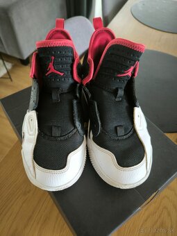 Jordan stay loyal 2, veľ 35.5 - 2