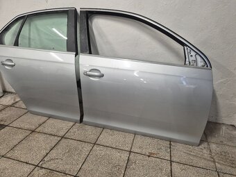Predám dvere na Volkswagen Jetta mk5 STRIEBORNE - 2