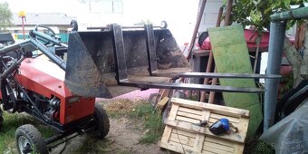 predám traktor s vlečkou, nakladačom,žeriavom a lyžinami - 2