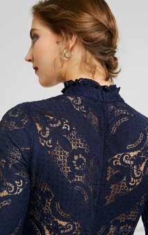 Tmavomodré čipkované kokteilové šaty Love Triangle - 2