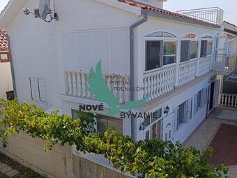 Chorvátsko - Na predaj dom s dvoma apartmánmi len 90 m od mo - 2