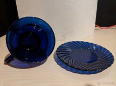 Sada modrych sklenenych hrncekov, tanierikov - 2