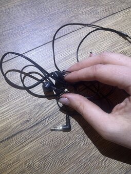 Nosene dobry stav cierne kablove sluchadla zn. Sony - 2