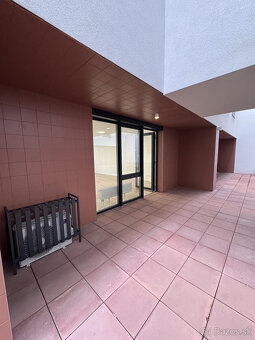 Prenájom - obchodný priestor Moruše, 2 parkovacie státia pri - 2