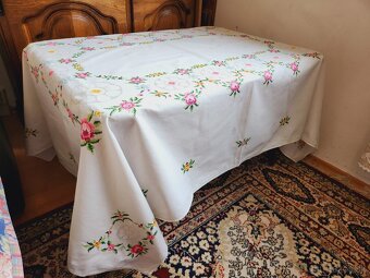Nádherný biely bohato zdobený obrus, posiaty ružovými a žltý - 2