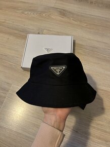 Prada čierny klobúk + biely box (PR2) - 2