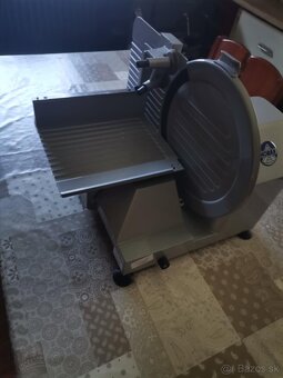 PREDAM RÔZNE PROFESIONÁLNE GASTRO NAREZOVE STROJE-KRAJAČE - 2