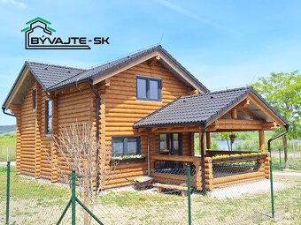 Tradičná drevostavba zrubu v obci Koš pri Bojniciach. - 2