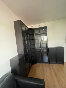 Rohová knižnica IKEA Billy so sklenými dvierkami - 2