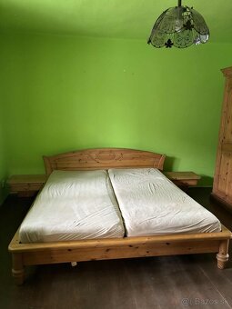 Posteľ s nočnými stolíkmi z borovicového masívu - 2