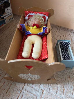 Drevená vyrezávaná kolíska s bábikou - 2