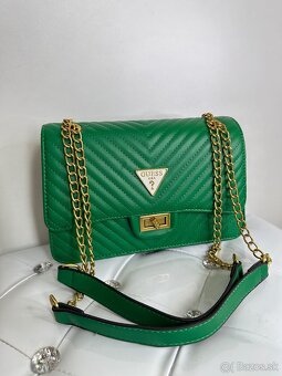 guess kabelka zelena crossbody - 2