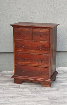 Komôdka v koloniálnom štýle. - 2