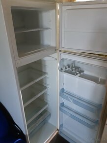 Chladnička s mrazničkou 267 litrov - 2