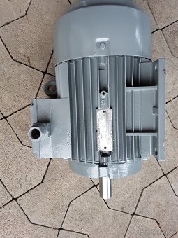 Predám pätkový el.motor 3kW 2900ot 380V - 2