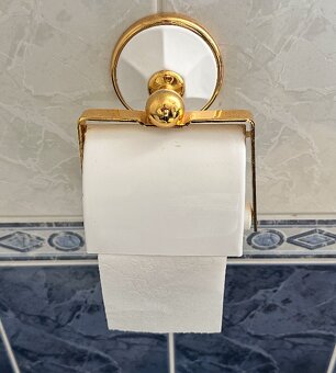 Vešiaky a držiak na toaletný papier - 2