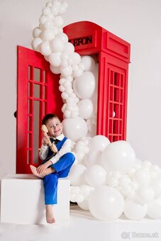 Drevené rekvizity, paravany a pódia.
 - 2