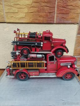 Staré plechové autíčka,busta,staré hračky, koreničky,hodiny - 2