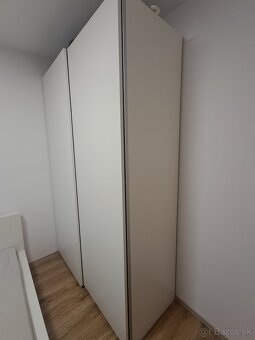 Biela šatníkov skriňa s posuvnými dverami - 2