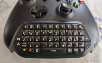 Xbox prislusenstvo - ovladac, akumulator, klavesnica... - 2