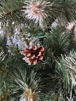 Umelý vianočný stromček s šiškami - 2