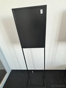 Čierny kovový stojan na plagáty – položka 29-34 - 2