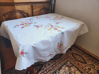 Krásny biely kruh posiaty kvetmi modré, žlté a ružové 140 - 2