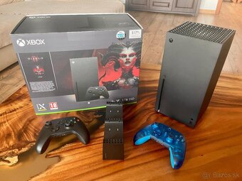 Predám Xbox Series X 1TB + 2 ovládače a nabíjačka - 2