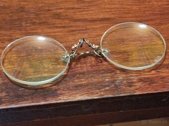 Staré okuliare na nos - 2